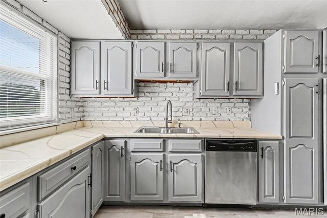 10512 Durness Drive, St Louis, MO 63137