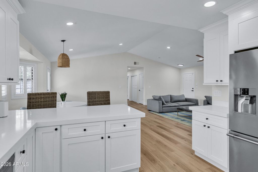 Image 11 of property listing at 21406 S Greenfield Road, Gilbert, AZ 85298
