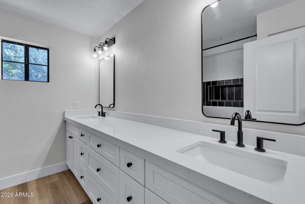 Image 16 of property listing at 21406 S Greenfield Road, Gilbert, AZ 85298