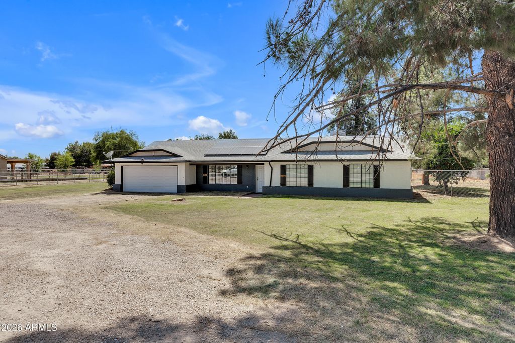 Image 3 of property listing at 21406 S Greenfield Road, Gilbert, AZ 85298