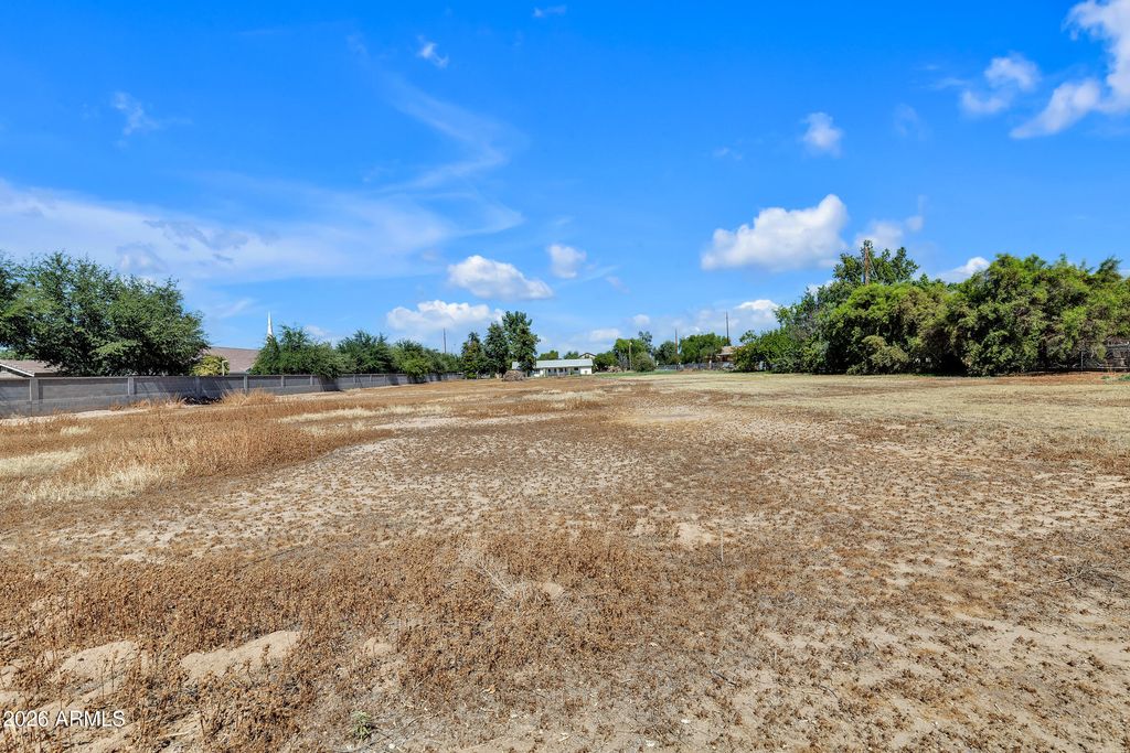 Image 30 of property listing at 21406 S Greenfield Road, Gilbert, AZ 85298
