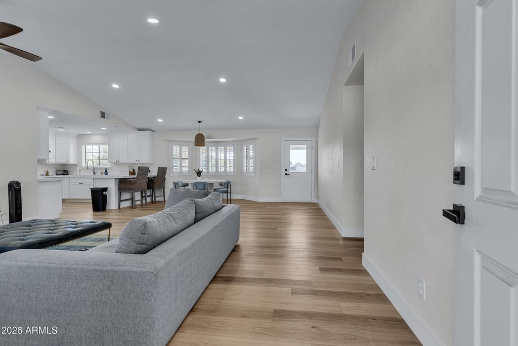 Image 4 of property listing at 21406 S Greenfield Road, Gilbert, AZ 85298