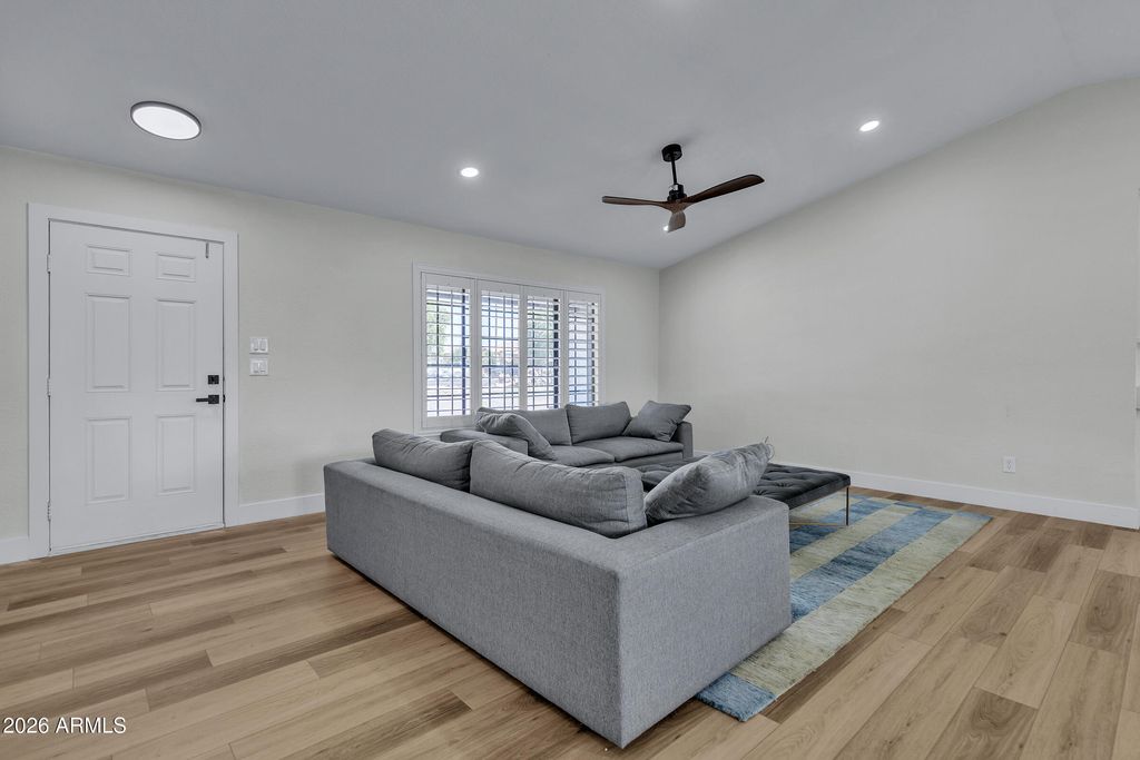 Image 5 of property listing at 21406 S Greenfield Road, Gilbert, AZ 85298