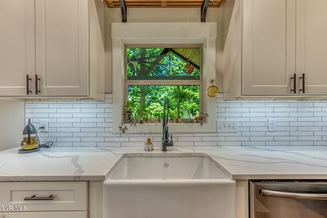 112 Spice Hollow Road, Johnson City, TN 37604