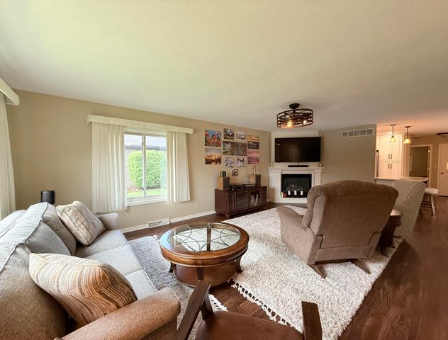 125 Regency Pkwy, La Porte, IN 46350