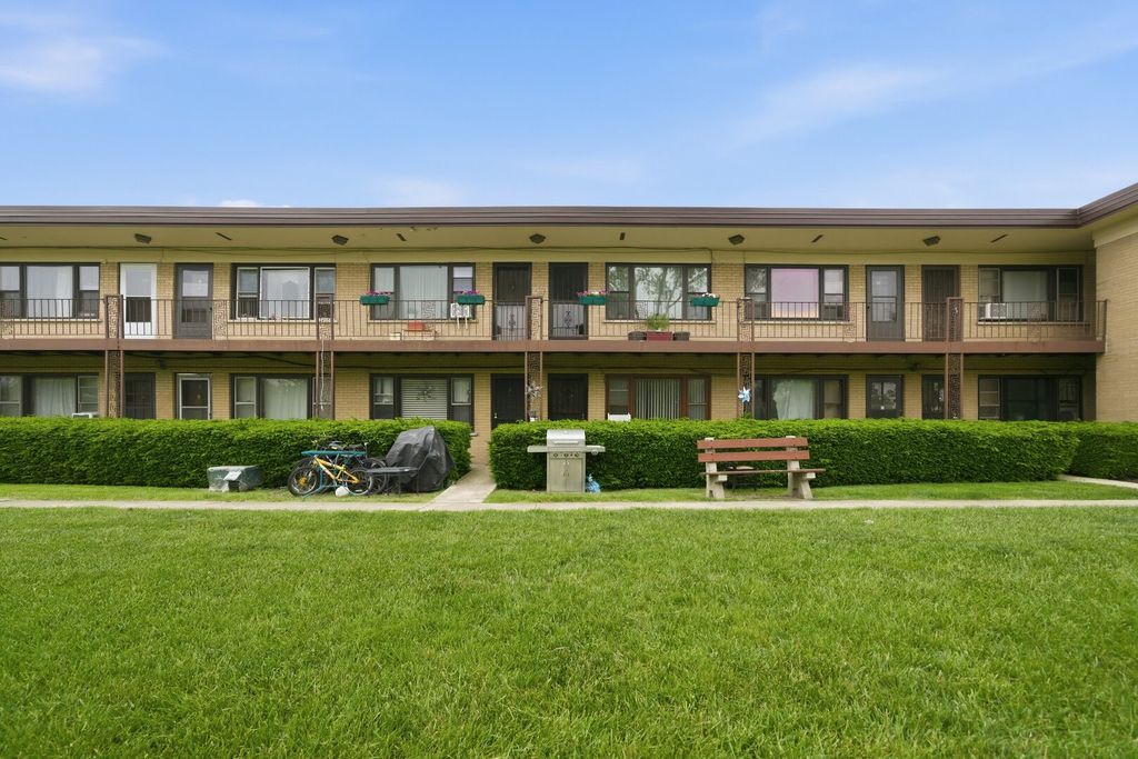 Image 1 of property listing at 15 King Arthur Court 7, Northlake, IL 60164