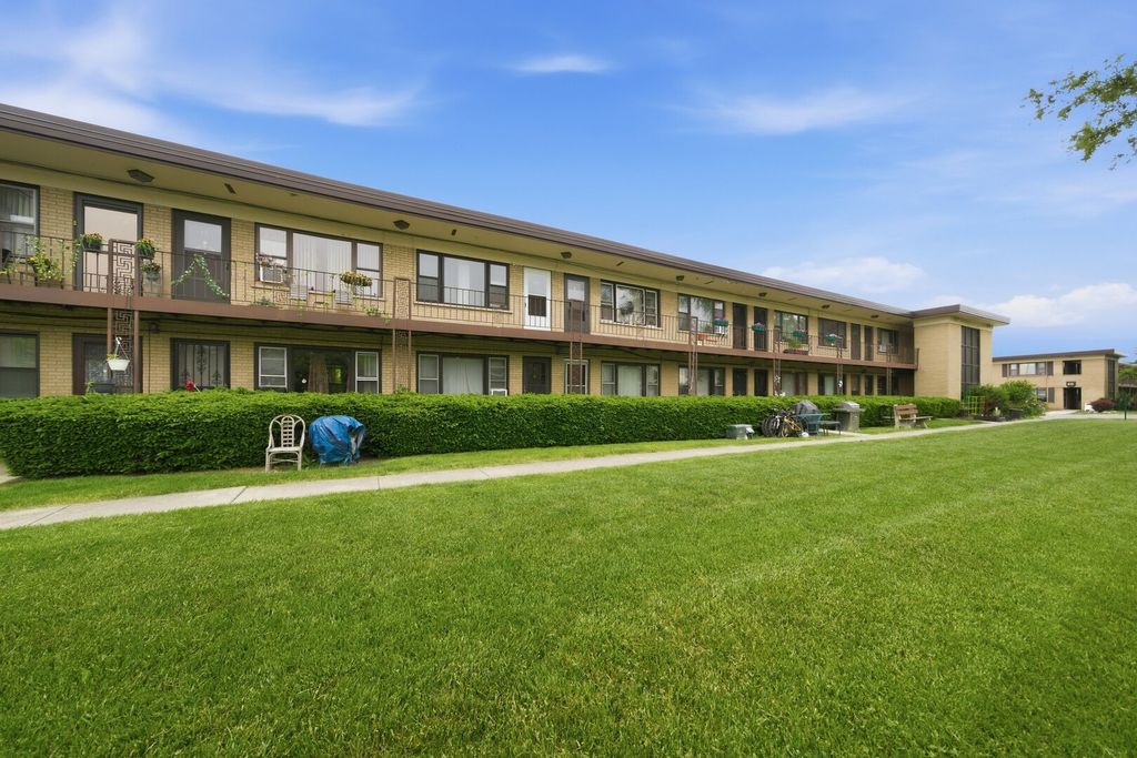 Image 2 of property listing at 15 King Arthur Court 7, Northlake, IL 60164