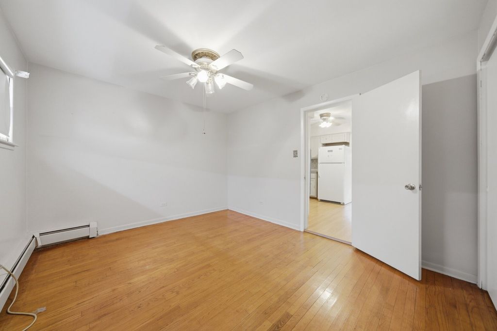 Image 11 of property listing at 15 King Arthur Court 7, Northlake, IL 60164