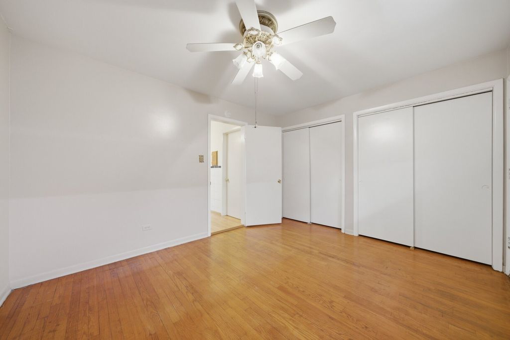 Image 12 of property listing at 15 King Arthur Court 7, Northlake, IL 60164