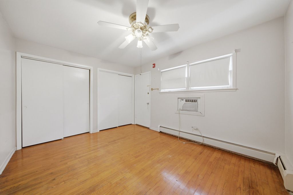 Image 13 of property listing at 15 King Arthur Court 7, Northlake, IL 60164