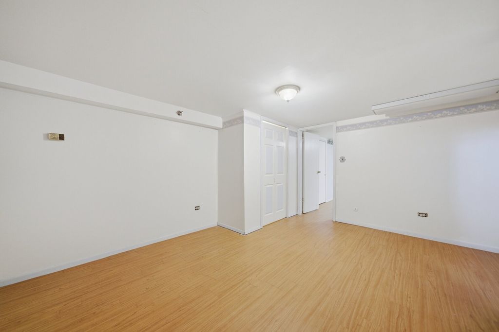 Image 14 of property listing at 15 King Arthur Court 7, Northlake, IL 60164