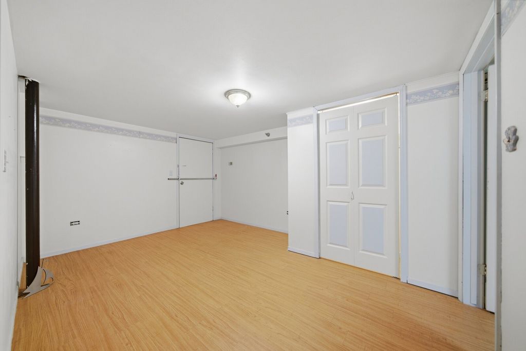 Image 15 of property listing at 15 King Arthur Court 7, Northlake, IL 60164