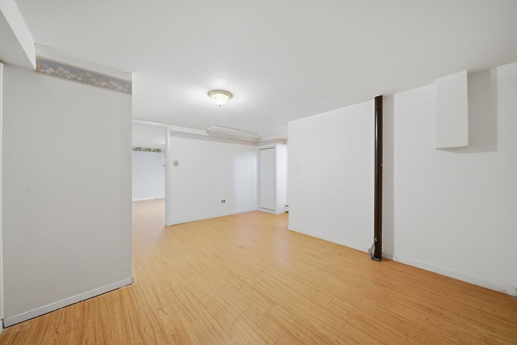 Image 16 of property listing at 15 King Arthur Court 7, Northlake, IL 60164