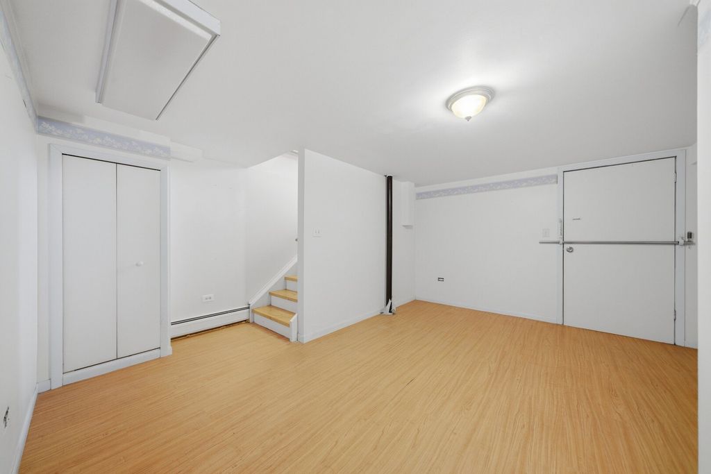 Image 17 of property listing at 15 King Arthur Court 7, Northlake, IL 60164