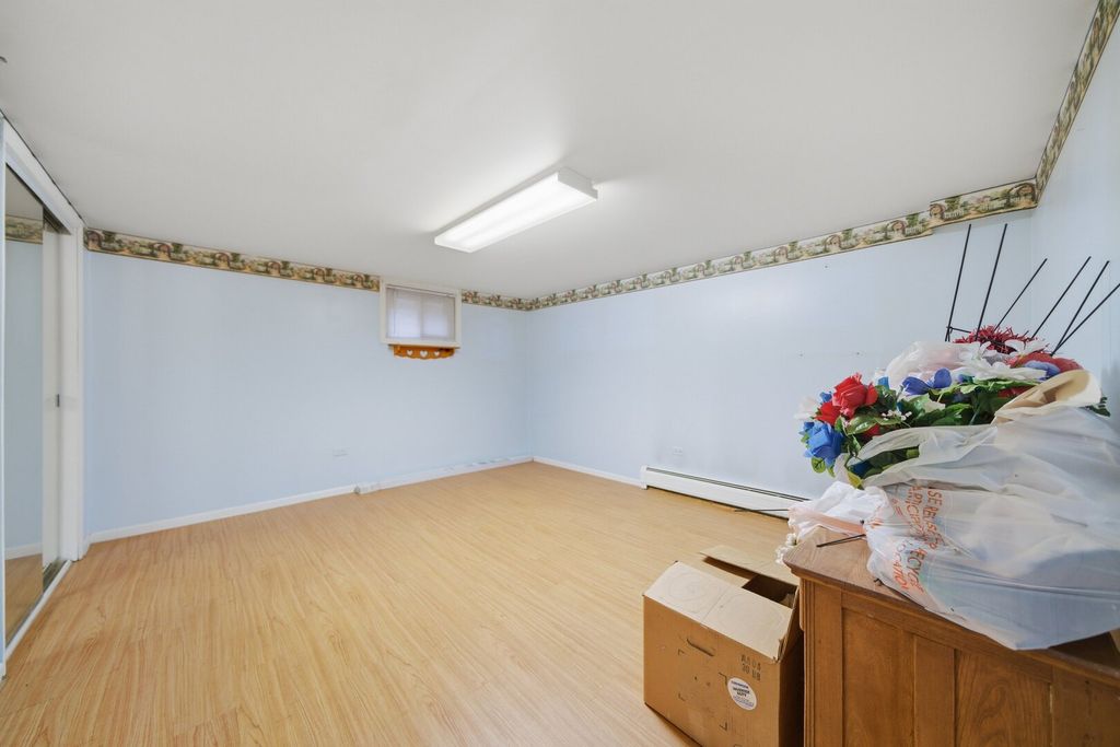 Image 18 of property listing at 15 King Arthur Court 7, Northlake, IL 60164