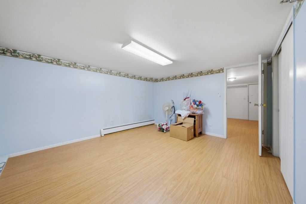 Image 20 of property listing at 15 King Arthur Court 7, Northlake, IL 60164