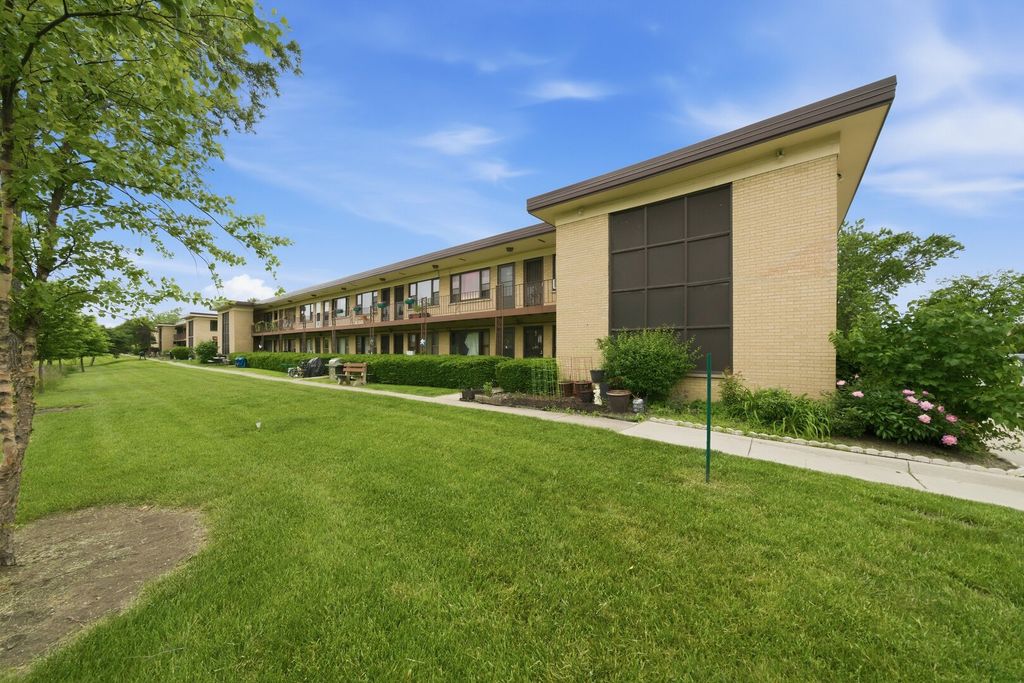 Image 3 of property listing at 15 King Arthur Court 7, Northlake, IL 60164