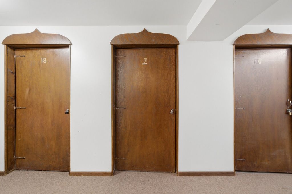 Image 21 of property listing at 15 King Arthur Court 7, Northlake, IL 60164