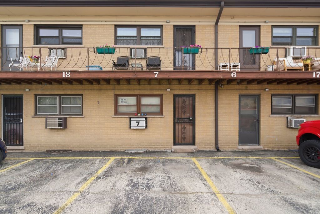 Image 24 of property listing at 15 King Arthur Court 7, Northlake, IL 60164