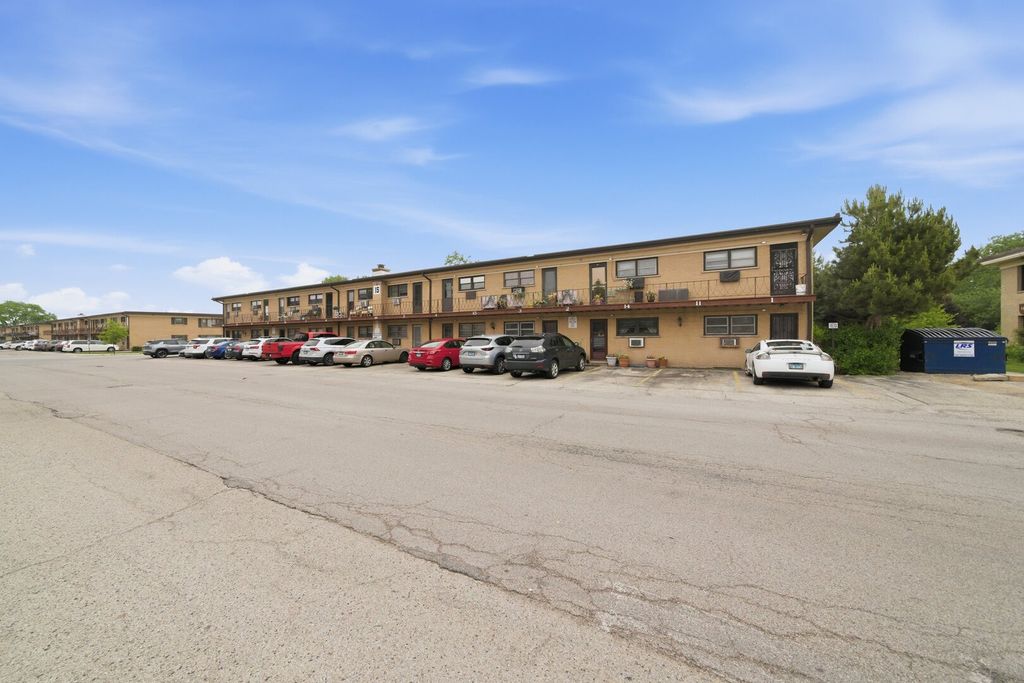 Image 25 of property listing at 15 King Arthur Court 7, Northlake, IL 60164