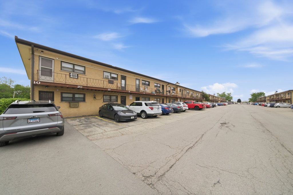 Image 26 of property listing at 15 King Arthur Court 7, Northlake, IL 60164
