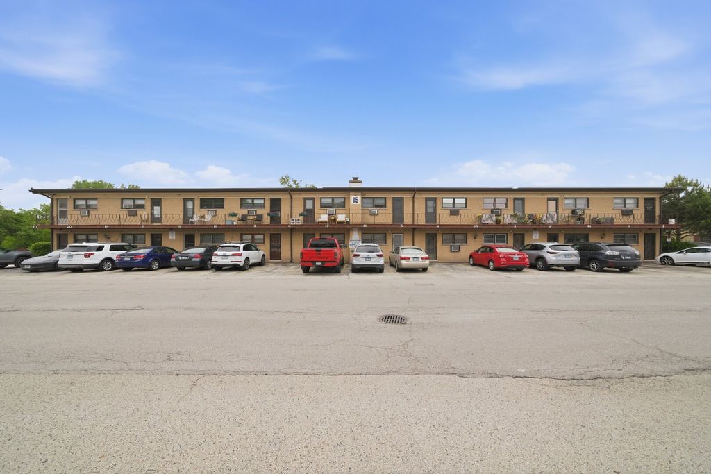 Image 27 of property listing at 15 King Arthur Court 7, Northlake, IL 60164