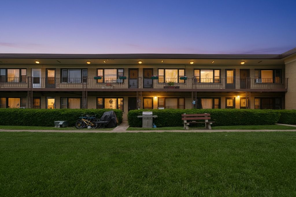 Image 28 of property listing at 15 King Arthur Court 7, Northlake, IL 60164