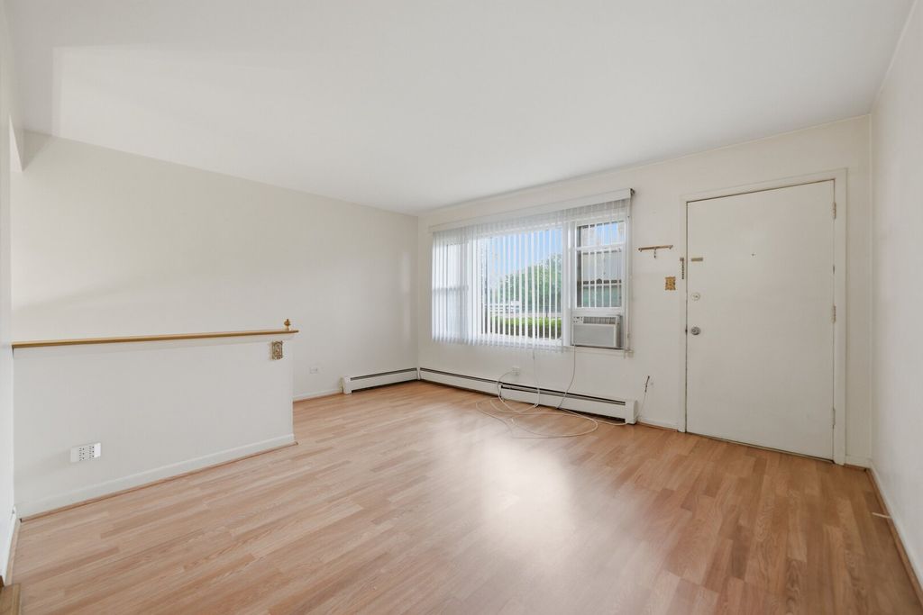 Image 4 of property listing at 15 King Arthur Court 7, Northlake, IL 60164