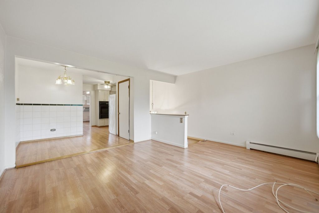 Image 6 of property listing at 15 King Arthur Court 7, Northlake, IL 60164