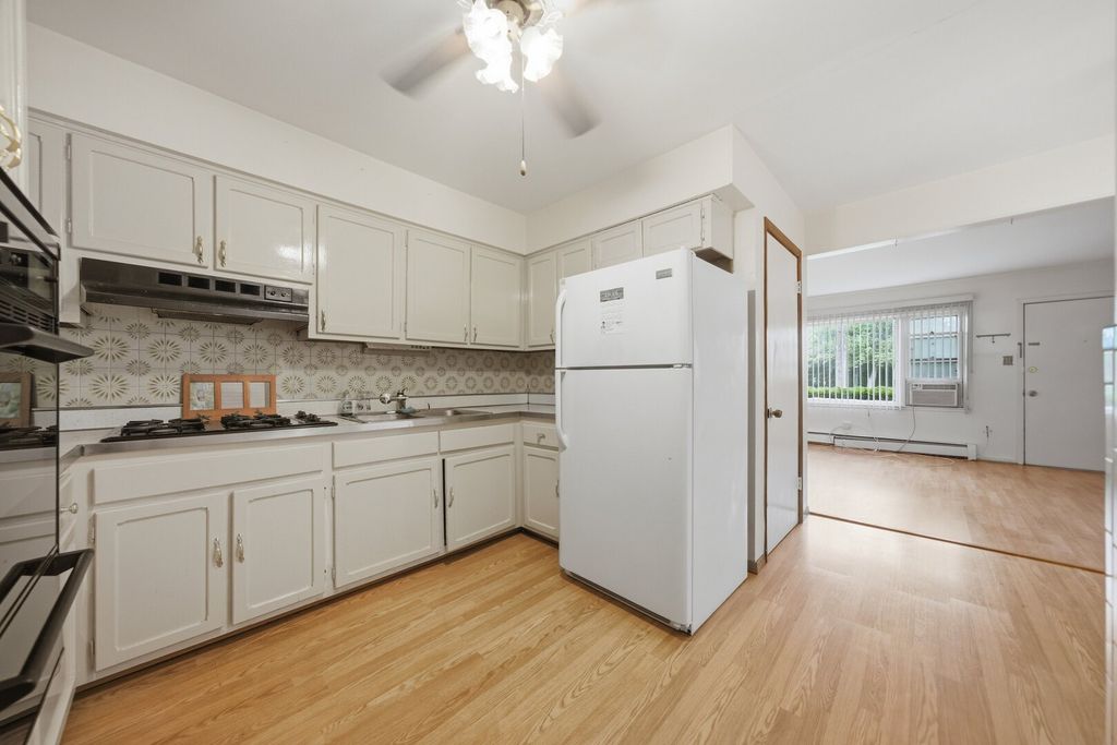 Image 8 of property listing at 15 King Arthur Court 7, Northlake, IL 60164
