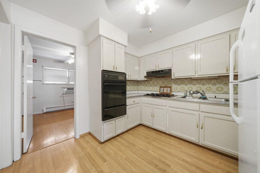 Image 9 of property listing at 15 King Arthur Court 7, Northlake, IL 60164
