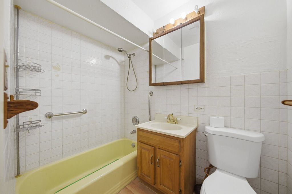 Image 10 of property listing at 15 King Arthur Court 7, Northlake, IL 60164
