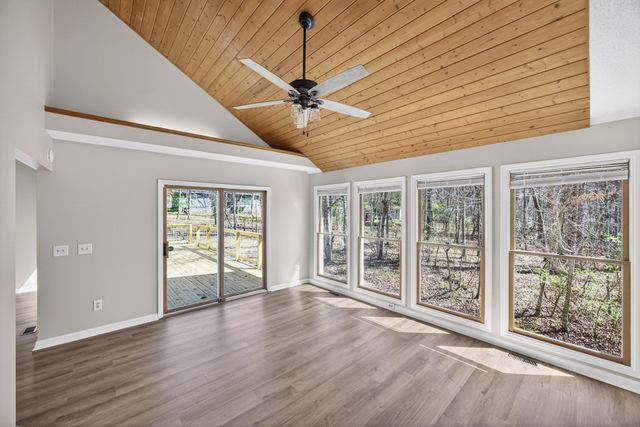 204 Meadowview Dr, Crossville, TN 38558