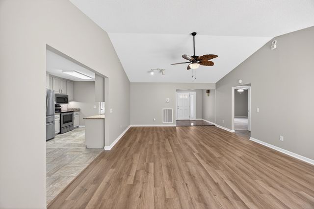 204 Meadowview Dr, Crossville, TN 38558