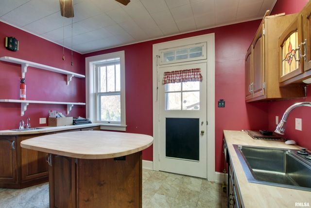 110 WEST Avenue, Quincy, IL 62301