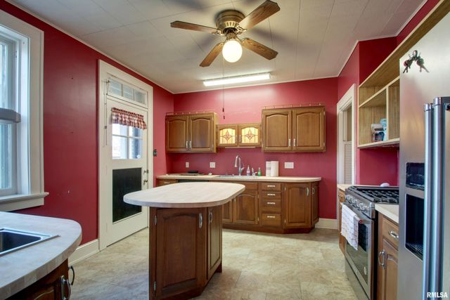 110 WEST Avenue, Quincy, IL 62301