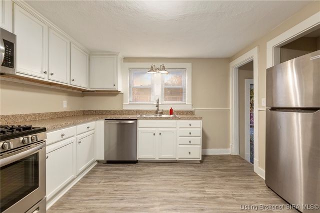 128 Randolph Avenue N, Clarksville, IN 47129