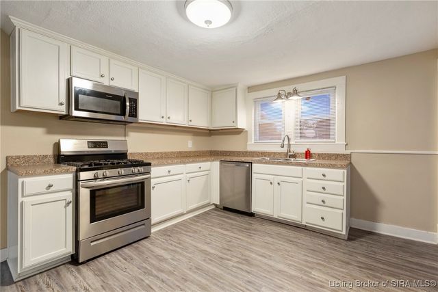 128 Randolph Avenue N, Clarksville, IN 47129