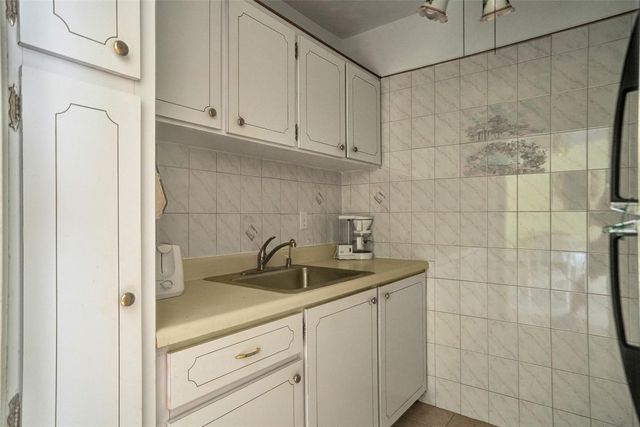 2000 NE 51st Court 205, Fort Lauderdale, FL 33308