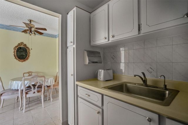 2000 NE 51st Court 205, Fort Lauderdale, FL 33308