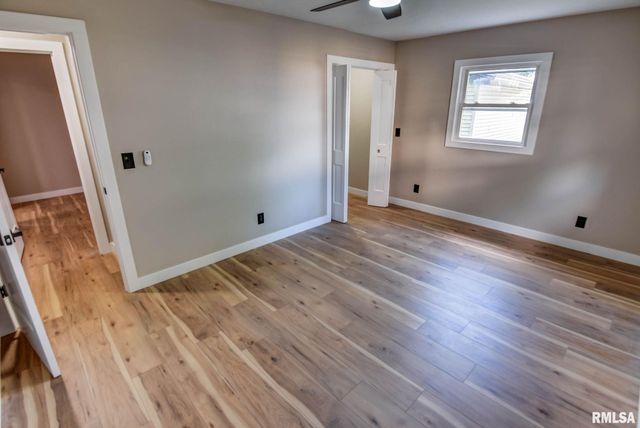 513 E OAK Street, Taylorville, IL 62568