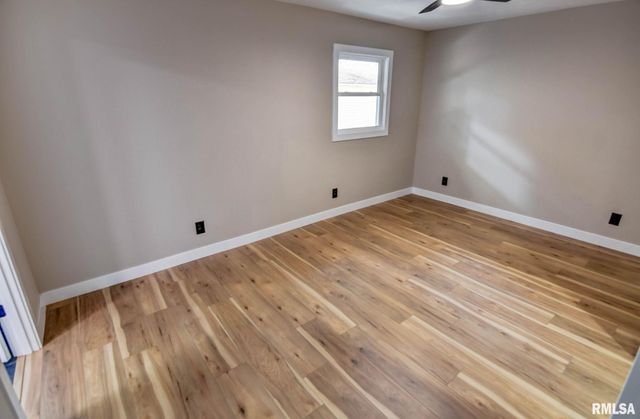 513 E OAK Street, Taylorville, IL 62568