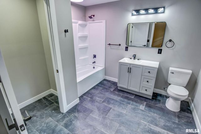 513 E OAK Street, Taylorville, IL 62568