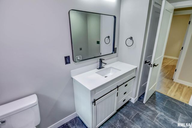 513 E OAK Street, Taylorville, IL 62568