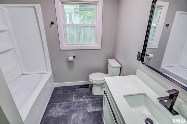 513 E OAK Street, Taylorville, IL 62568