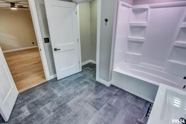 513 E OAK Street, Taylorville, IL 62568