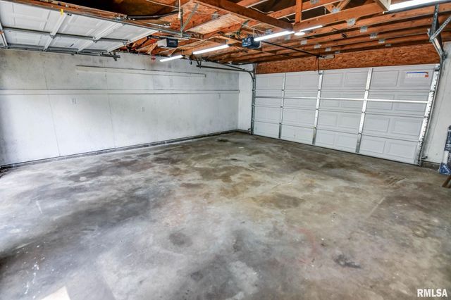 513 E OAK Street, Taylorville, IL 62568