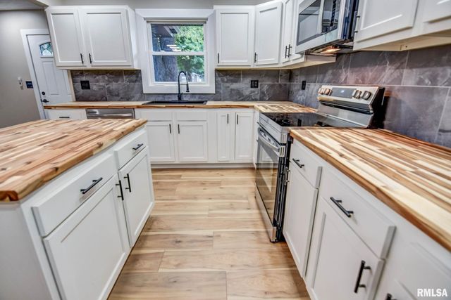 513 E OAK Street, Taylorville, IL 62568