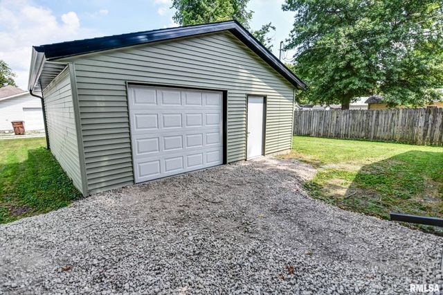 513 E OAK Street, Taylorville, IL 62568