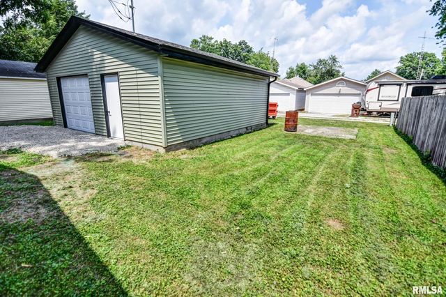 513 E OAK Street, Taylorville, IL 62568